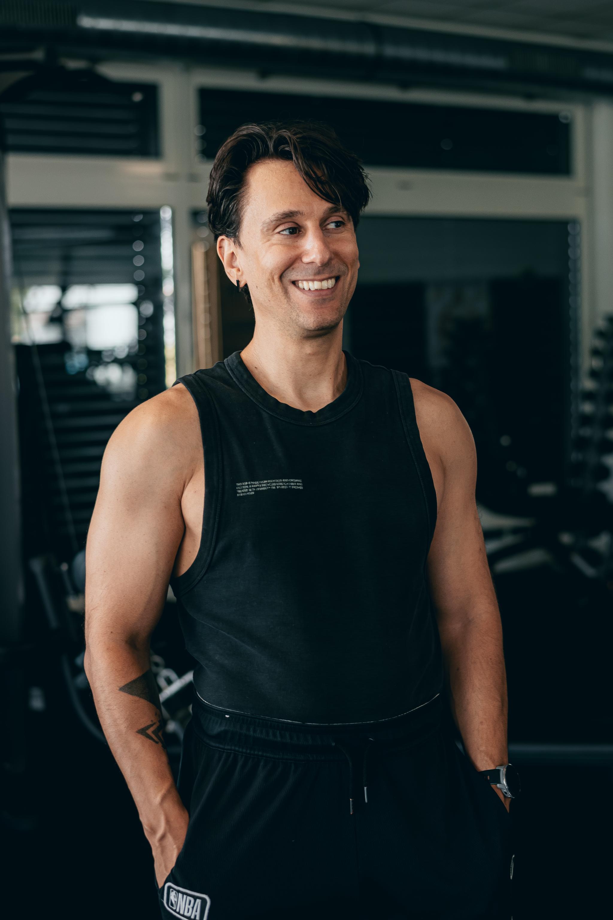 Usměvavý osobní trenér Martin Bolha ve fitness centru
